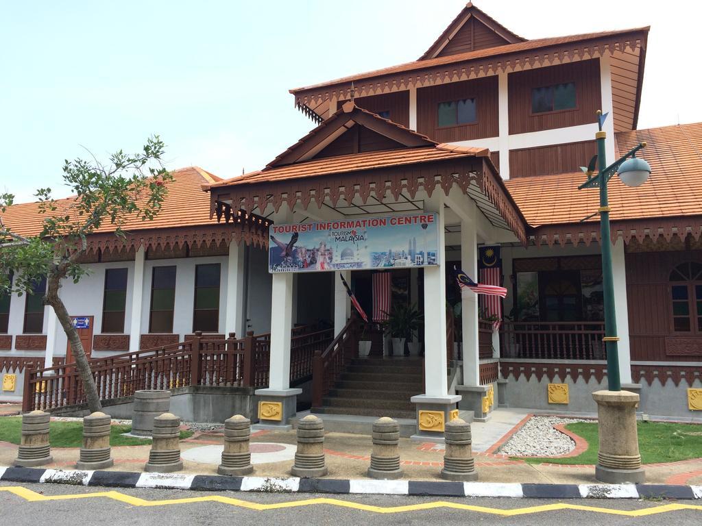 Galaxy Inn Lumut Exterior photo